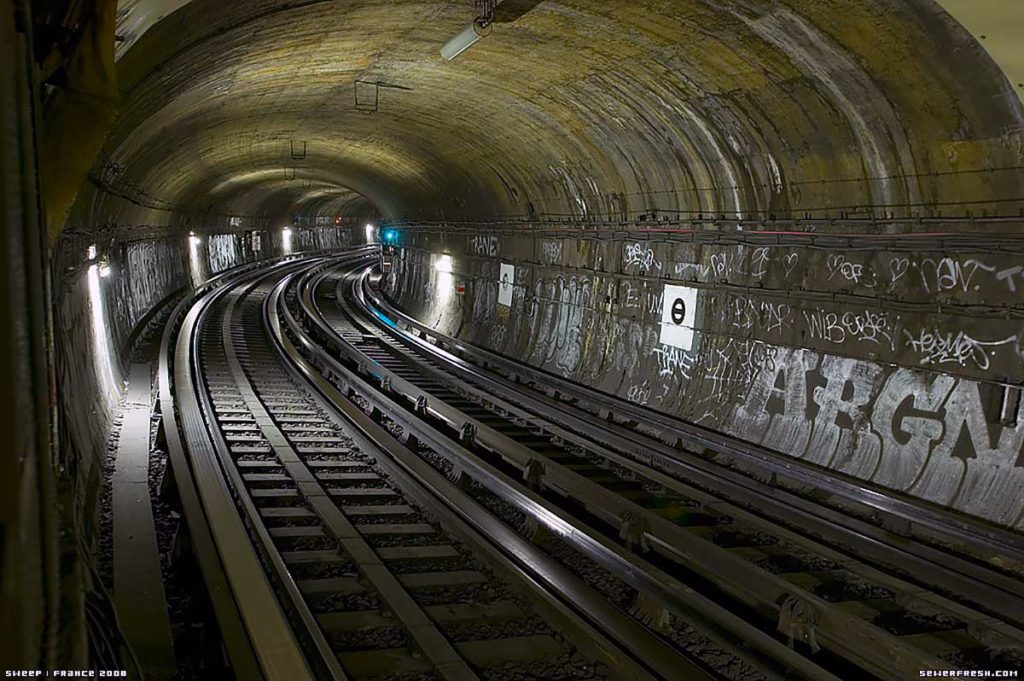 Приснилось метро. Парижский метрополитен. Метро едет в тоннеле. Спуск в метро. Тоннель парижского метро.